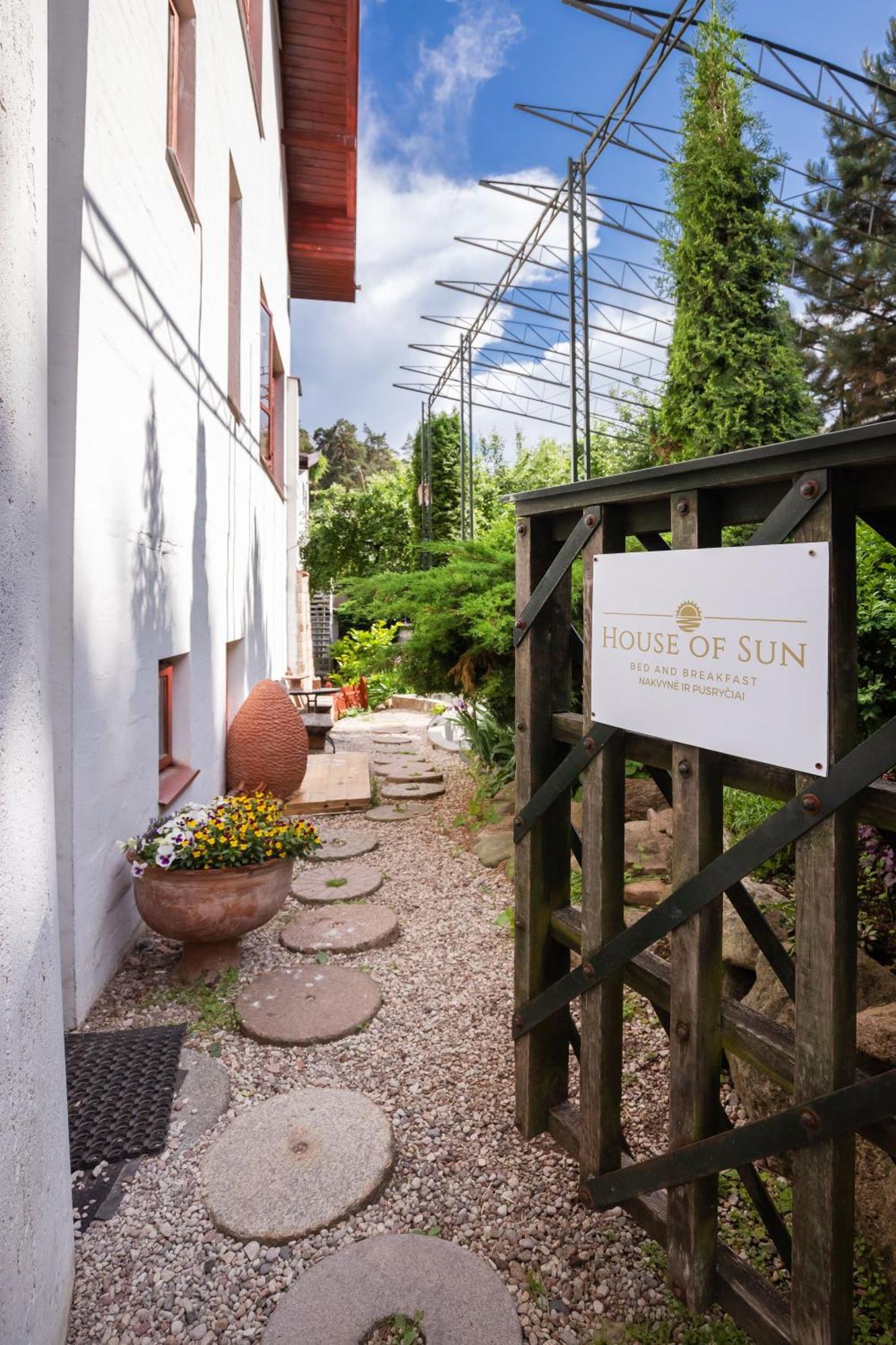 House Of Sun Bed & Breakfast วิลนีอุส ภายนอก รูปภาพ